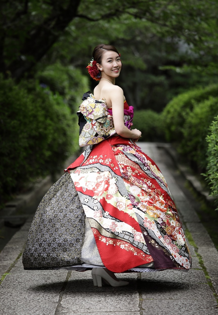 京都の街並みで豪華な振袖ドレスで前撮り