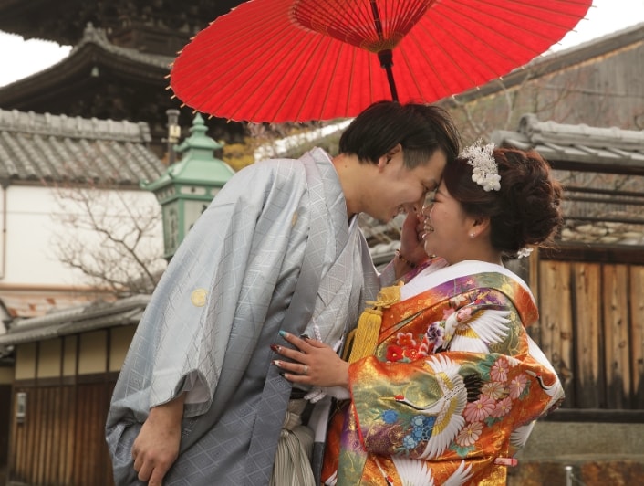 清水寺周辺で夫婦の記念写真撮影