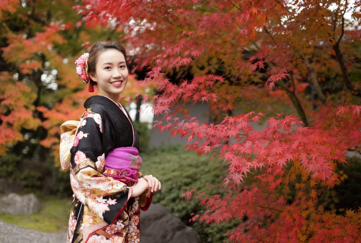 和華の京都写真館で紅葉をバックに撮影