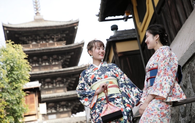 京都の街並みで豪華な振袖ドレスで前撮り