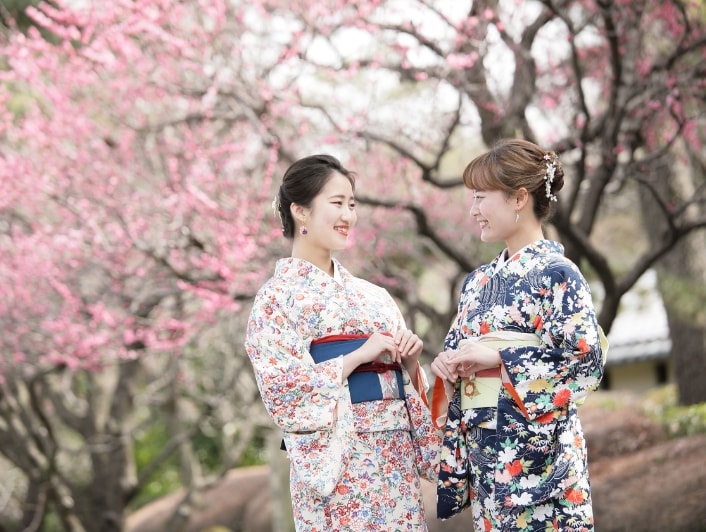 清水寺周辺で夫婦の記念写真撮影